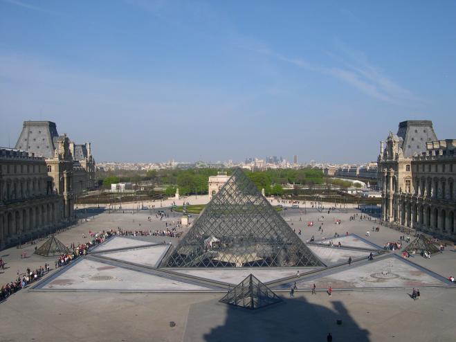  File d'attente pour entrer au Louvre